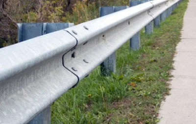 Galvanizado en caliente Seguridad vial Barrera de choque de acero Construcción Carretera Barandilla Metal W Beam Thrie Wave Barandilla de puente Barrera de tráfico personalizada corrugada